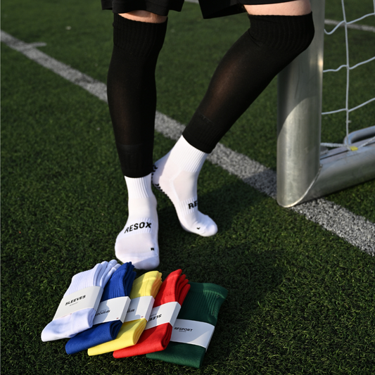 Hvad er sleeves i fodbold? Cut socks vs pre-cut sleeves – fuld guide
